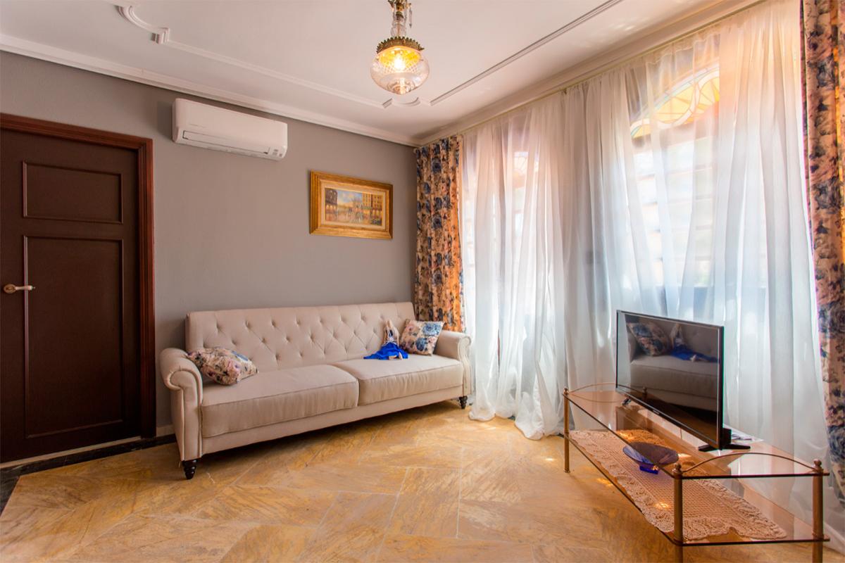 Apartment with stained glass bedroom (101)