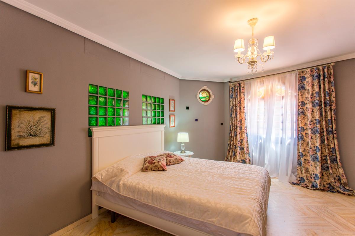 Apartment with stained glass bedroom (101)