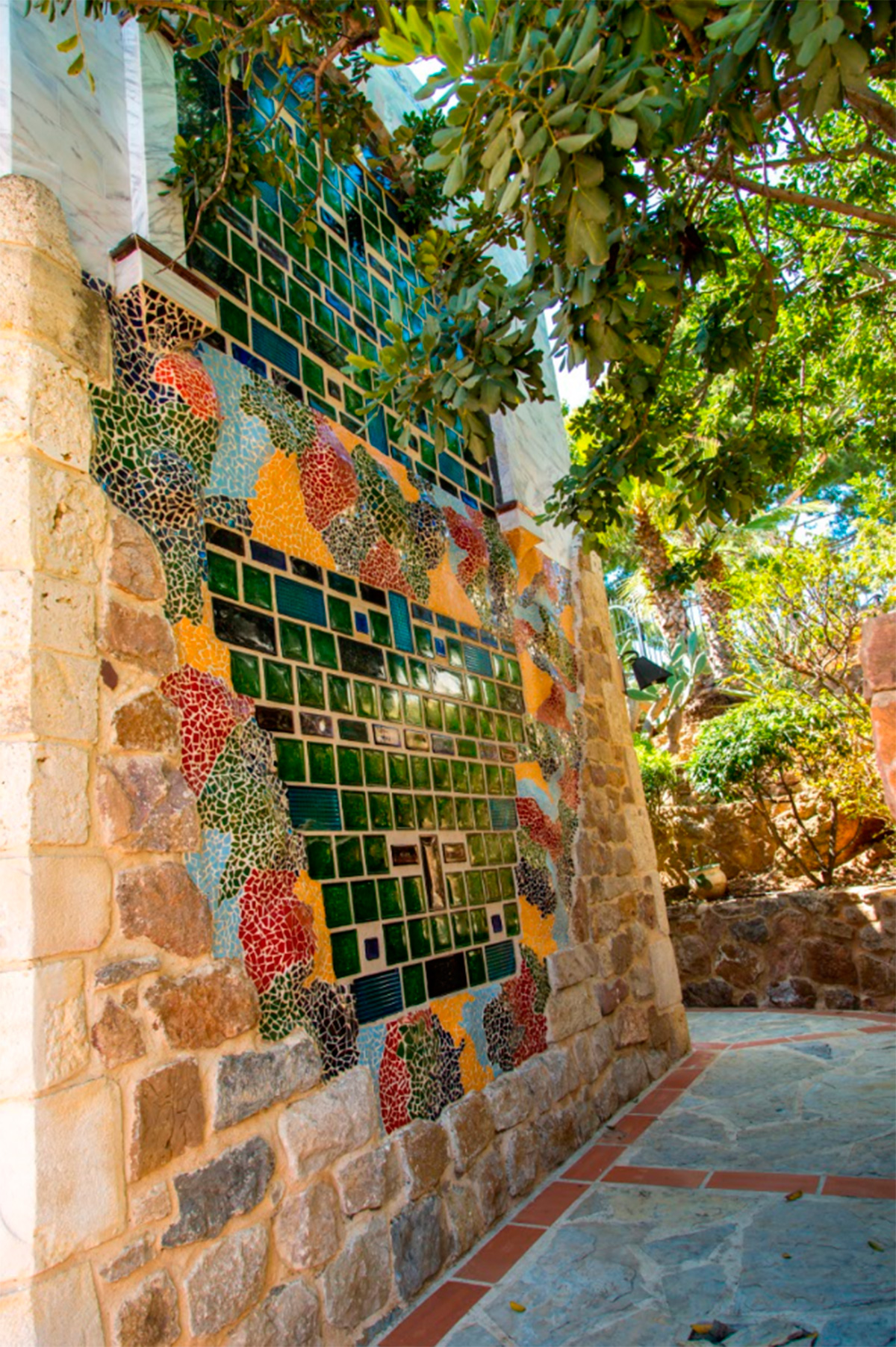 Hotel Naquera Gaudi Style